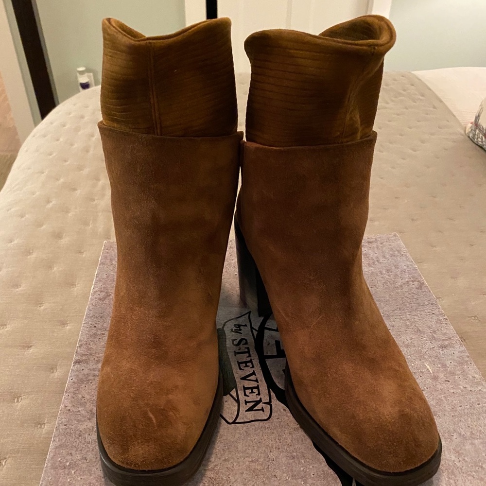 FREEBIRD by Steven booties. Tan suede